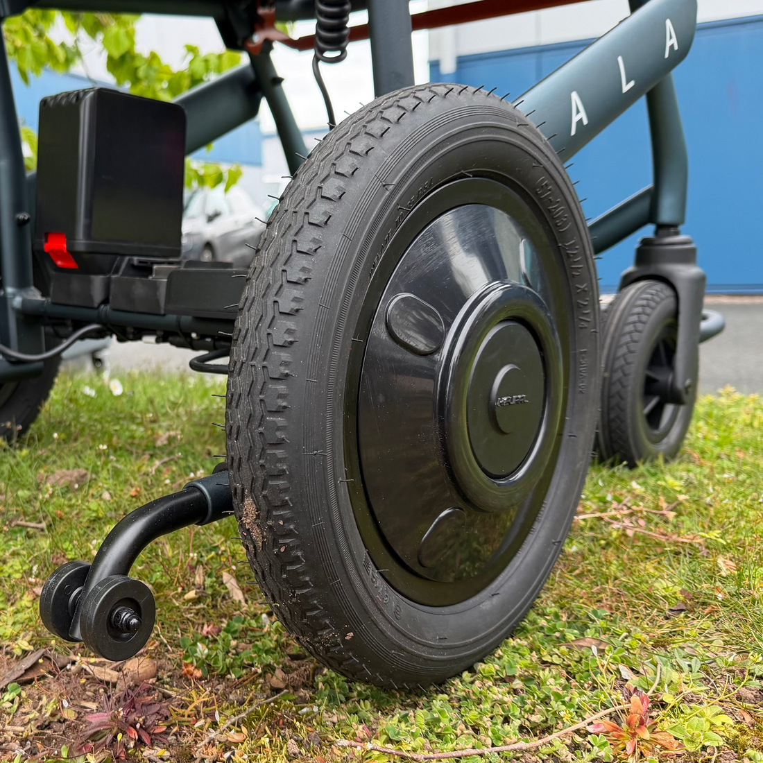 Wheelchair with large wheels on a grassy area
